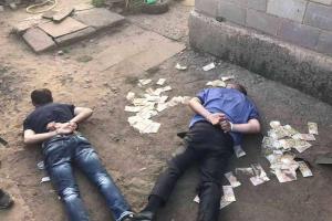 В Донецкой области двое мужчин вымогали у женщины 4 тысячи долларов, угрожая расправой