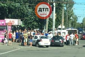В Киеве автомобиль влетел в толпу людей