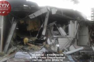 В Киеве начали сносить фастфуд с посетителями внутри