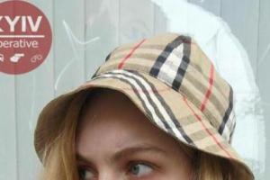 Это грибы: в Киеве молодая девушка устроила танцы на проезжей части