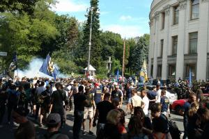 Битва за снятие неприкосновенности: активисты полностью заблокировали здание Рады