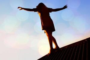 Шокирующий инцидент в Мариуполе: девочка-подросток выбросилась с 5-го этажа "недостроя"