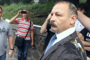В ход пошла тяжелая артиллерия: активисты под Радой забросали яйцами одного нардепа