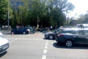 Во Львове произошла жуткая авария: на перекрестке улиц столкнулись три автомобиля