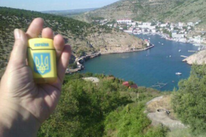 Крымчане рассказали о реакции россиянина на зажигалку с украинским трезубцем