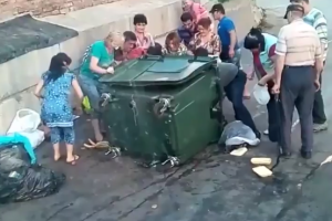 В российской Самаре люди набросились на мусорный бак, куда выбросили просроченные продукты из магазина