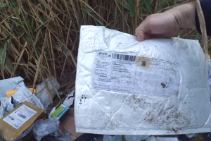 В России обнаружили свалку вскрытых посылок: "Почту России" ждет суровое наказание