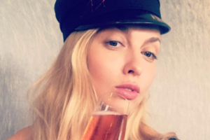 Оля Полякова восхитила поклонников пляжным фото