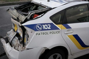 В Киеве грузовик на скорости протаранил полицейский Prius, патрульный госпитализирован