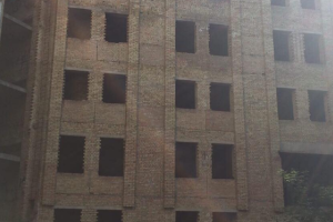 В Киеве 13-летняя девочка выпала с 4 этажа, гуляя по "недострою" 