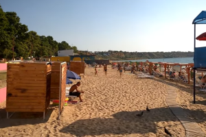 В Крыму появились туристы: в сети опубликовано видео с пляжа под Севастополем
