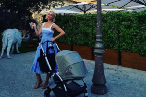 Полина Гагарина впервые улетела на отдых с маленькой дочерью