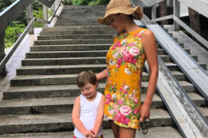 Сын Эвелины Бледанс плавает с дельфинами: появилось видео