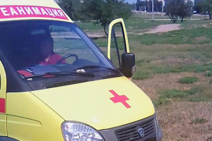 В Армянске в 200 м от больницы на глазах у прохожих умер мужчина, не дождавшись "скорую"