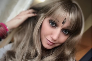 Больная раком певица Лама Сафонова полностью поседела