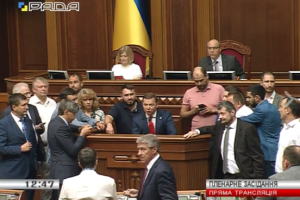 Луценко опаздывает в Раду на голосование по снятию неприкосновенности, депутаты блокируют трибуну