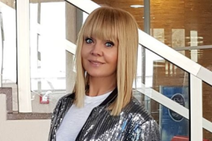 Певица Валерия вышла на красную дорожку в прозрачном наряде