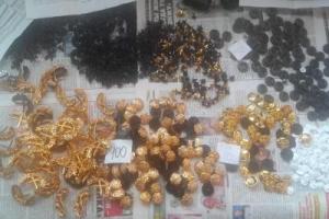 На КПП «Станица Луганская» пограничники обнаружили военную фурнитуру с российской символикой 