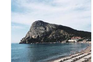 В Крыму продолжают искать 6 млн туристов, опубликованы новые снимки с пляжей