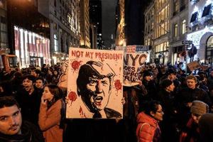 В США тысячи американцев протестуют против Трампа: в ход идут камни и бутылки