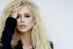 Певица Эрика Герцег поразила поклонников фигурой в купальнике