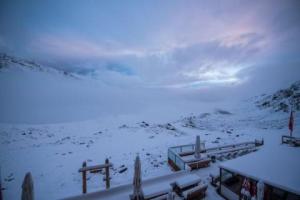 В Швейцарии выпал снег: интернет-пользователи делятся в соцсетях невероятными снимками