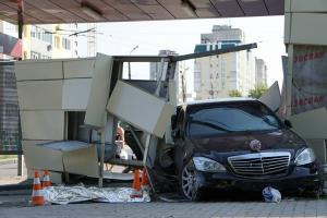 В Харькове иномарка врезалась в остановку, есть жертвы
