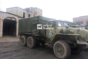 В Сети показали, как российские оккупанты маскируют боевые машины под грузовики 