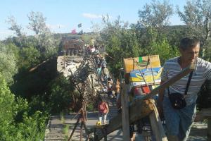 Количество пересекающих КПВВ в Станице Луганской перевалило за 10 тысяч в сутки