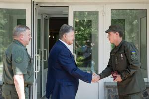 Порошенко наградил военного, который спас женщину во время взрыва на Грушевского