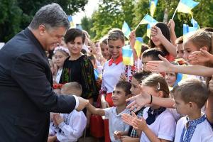 Порошенко на Донетчине открыл три реконструированные школы