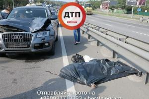 В Киеве мужчина с сумками выбежал под колеса кроссовера, спасти его не удалось