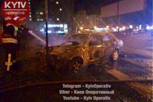 Вечернее ДТП в Киеве: автомобиль въехал в столб и загорелся