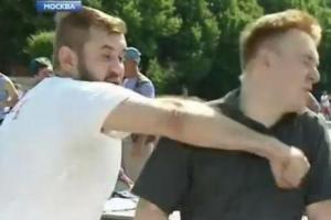 Удар в прямом эфире: российского журналиста в день ВДВ избил не десантник, а драчливый фанат 