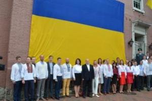 В центре Вашингтона развернули большой украинский флаг