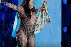 Соцсети рыдают из-за наряда Лолиты на фестивале "Жара": певица выбрала лучшую фотожабу