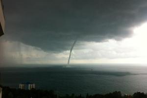 В российском Сочи самолет зашел на посадку среди торнадо - видео