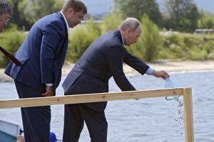 Бронежилет от удара в спину: Путин вновь стал объектом для шуток в сети