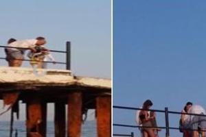 В Ялте родители учат своих детей с...ть с пирса в море: очевидцы в шоке