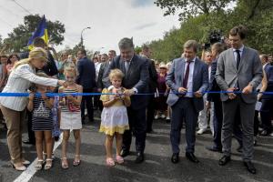 "Мосты объединяют людей": Порошенко побывал на открытии моста через Северский Донец