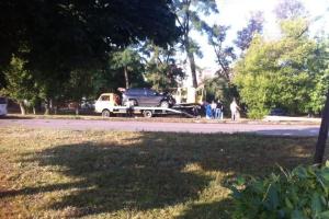 Машина зампреда Лисичанска снесла электроопору в центре города
