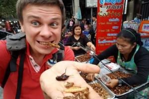 "Кузнечик, жук, личинка - все это просто хрустящая корочка", - Комаров рассказал о еде в Бангкоке