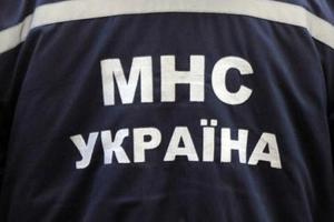 Бойцы ГСЧС спасли 3-летнюю девочку, застрявшую между перилами металлической обрешетки балкона