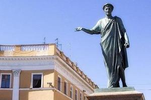 "Не Дюк, а украинец": В Одессе на памятник герцога снова примеряют вышиванку