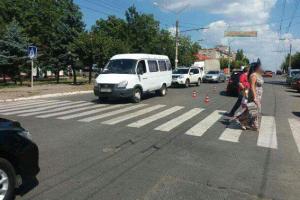 В Донецкой области женщина-водитель чуть не задавила троих несовершеннолетних девушек