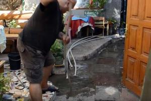 "Это к деньгам": Пляжи Алушты затопило фекалиями