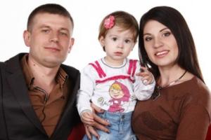 Под Одессой взорвали машину полицейского: ранены его жена-певица и маленькая дочь