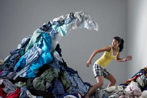 Украинцев шокировала новость о налоге на продажу б/у вещей: журналист предложил платить за размер ноги и щек