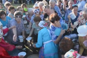 "Люди, вы дикие": В России произошла давка в очереди за бесплатной манной кашей