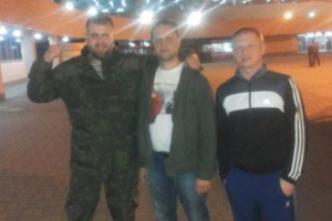 Ударивший репортера НТВ мужчина засветился в компании известного террориста «ДНР»